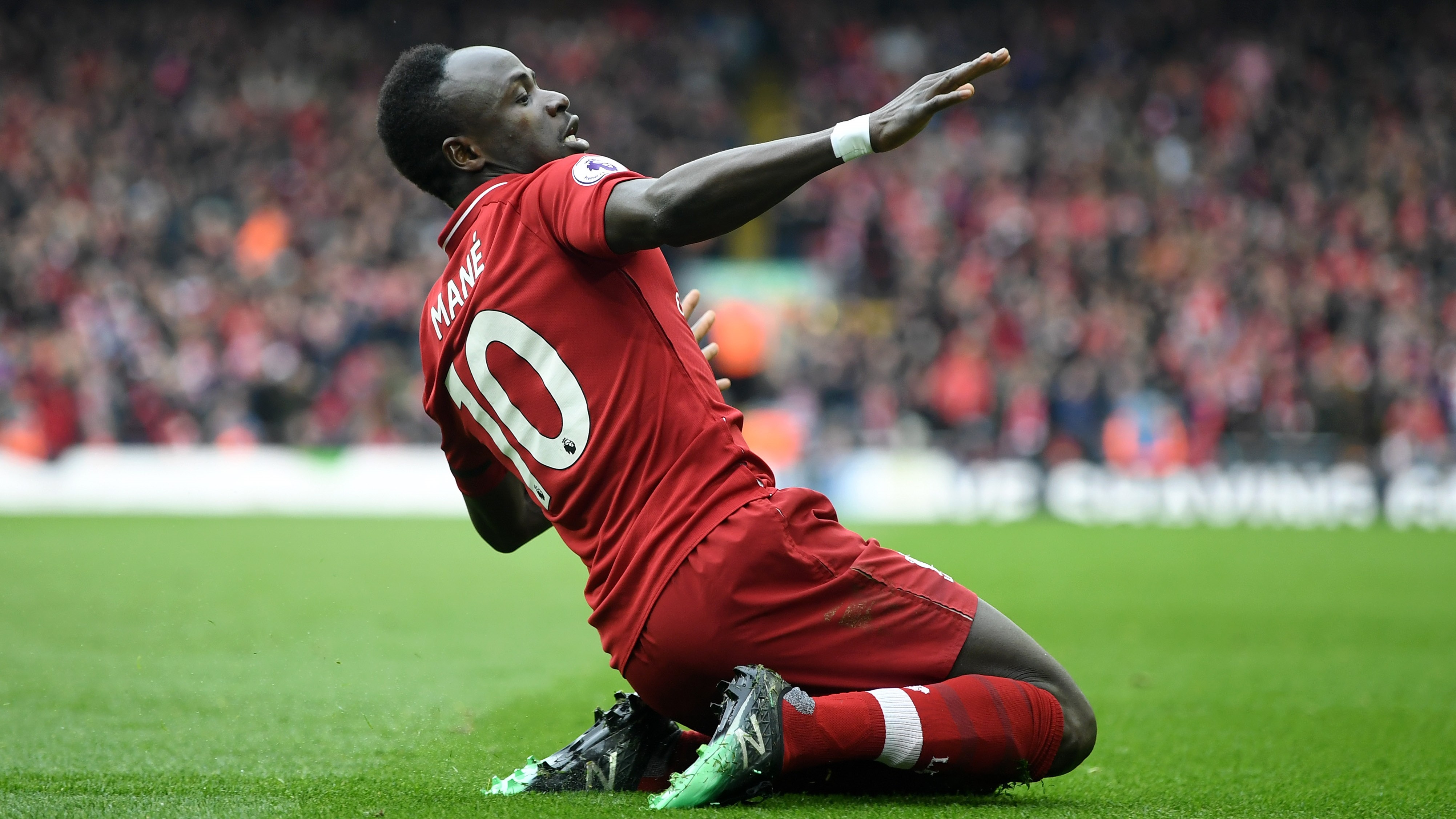 The Express are reporting that Liverpool are set to offer Sadio Mane a contact extension, and increase in salary. - Bóng Đá
