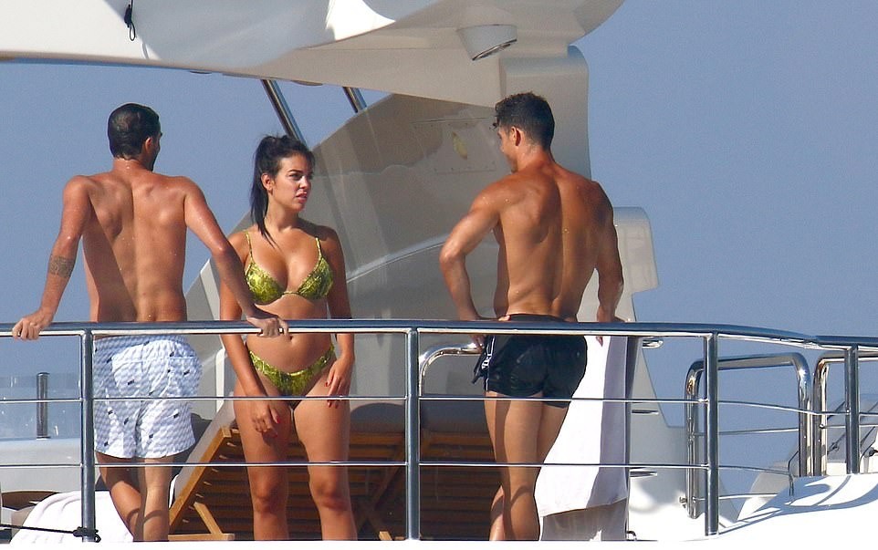 Ronaldo ôm hôn bạn gái bốc lửa - Bóng Đá