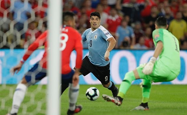 Chết cười! Suarez đòi penalty vì thủ môn... dùng tay - Bóng Đá