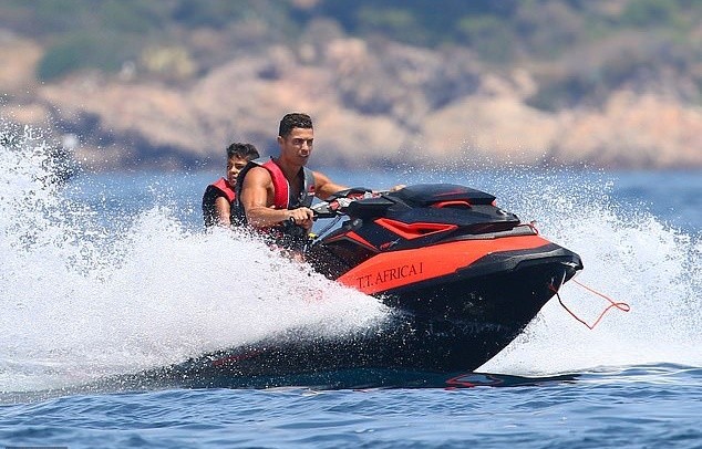 'Hổ phụ sinh hổ tử' - Con trai Ronaldo hành động giống bố - Bóng Đá