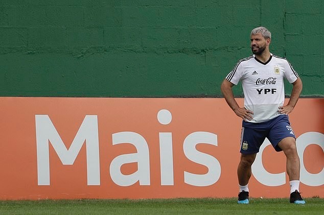 Messi trông khá khắc khổ khi Argentina 'chết đi sống lại' - Bóng Đá