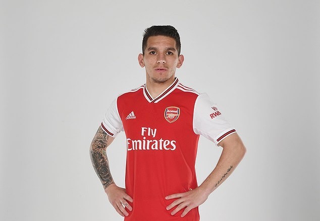 Alexandre Lacazette, Pierre-Emerick Aubameyang and Co model Arsenal's classy new home kit as they return to adidas for first time in 25 years - Bóng Đá
