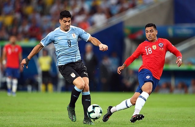 Chết cười! Suarez đòi penalty vì thủ môn... dùng tay - Bóng Đá