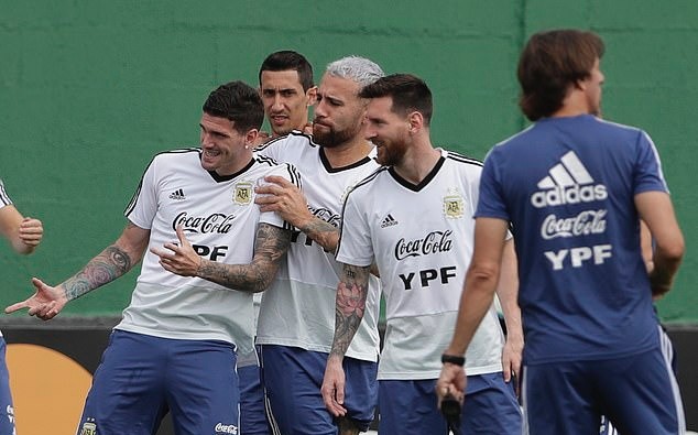 Messi trông khá khắc khổ khi Argentina 'chết đi sống lại' - Bóng Đá