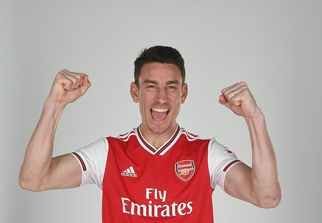 Alexandre Lacazette, Pierre-Emerick Aubameyang and Co model Arsenal's classy new home kit as they return to adidas for first time in 25 years - Bóng Đá