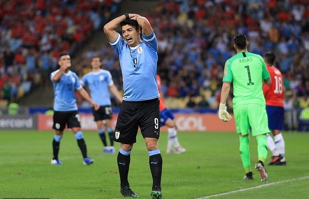 Chết cười! Suarez đòi penalty vì thủ môn... dùng tay - Bóng Đá