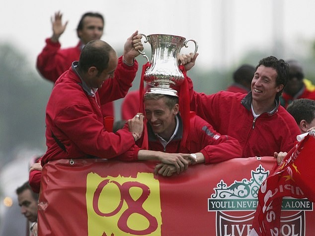 Tạm biệt 'sếu vườn' Peter Crouch - cầu thủ trăm năm có một của Premier League - Bóng Đá