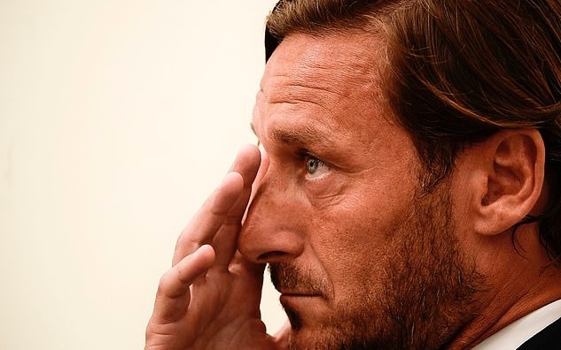 Francesco Totti enjoys Ibiza sun as he takes time to get over emotional Roma resignation after 30-year affiliation with the club - Bóng Đá