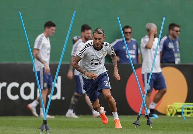 Messi trông khá khắc khổ khi Argentina 'chết đi sống lại' - Bóng Đá