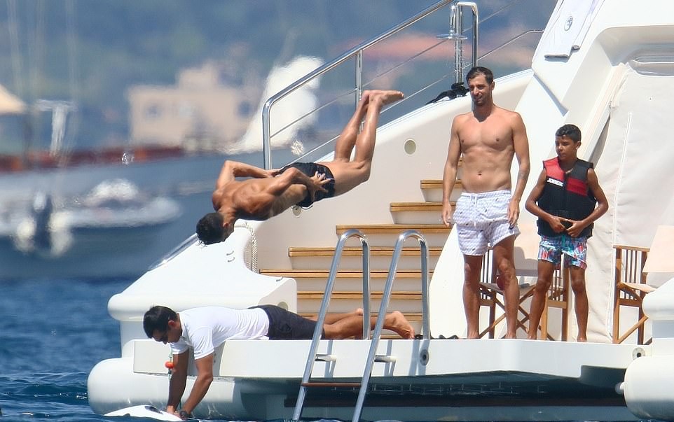 Ronaldo ôm hôn bạn gái bốc lửa - Bóng Đá