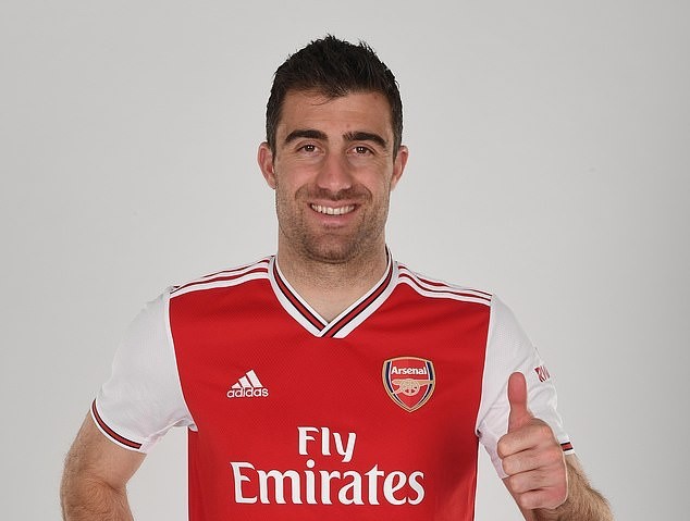 Alexandre Lacazette, Pierre-Emerick Aubameyang and Co model Arsenal's classy new home kit as they return to adidas for first time in 25 years - Bóng Đá