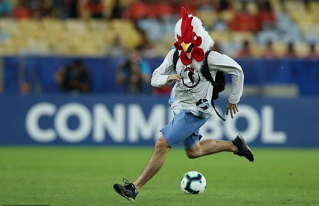 Chết cười! Suarez đòi penalty vì thủ môn... dùng tay - Bóng Đá