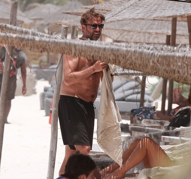 Jurgen Klopp soaks up the sun in Mexico as he relaxes with his wife after masterminding Champions League success  - Bóng Đá