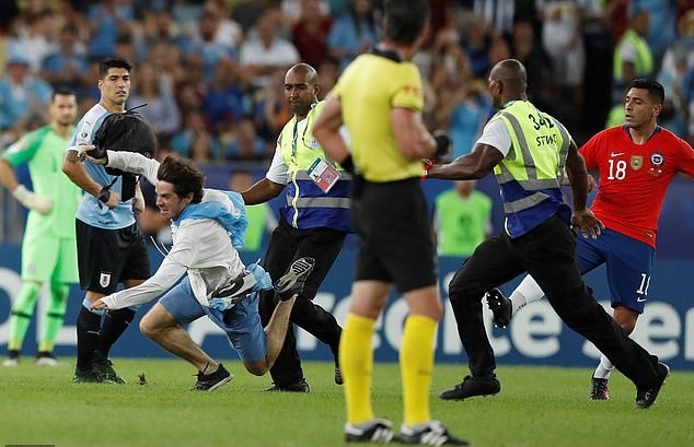 Chết cười! Suarez đòi penalty vì thủ môn... dùng tay - Bóng Đá