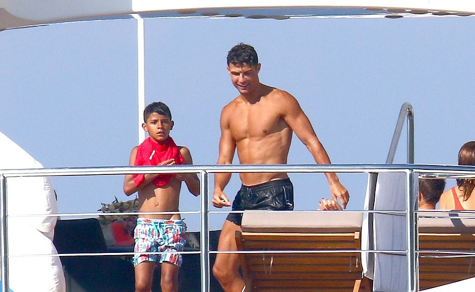 Ronaldo ôm hôn bạn gái bốc lửa - Bóng Đá
