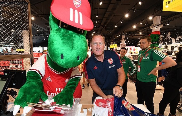 Alexandre Lacazette, Pierre-Emerick Aubameyang and Co model Arsenal's classy new home kit as they return to adidas for first time in 25 years - Bóng Đá