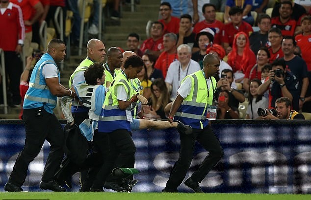 Chết cười! Suarez đòi penalty vì thủ môn... dùng tay - Bóng Đá