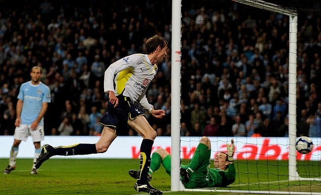 Tạm biệt 'sếu vườn' Peter Crouch - cầu thủ trăm năm có một của Premier League - Bóng Đá