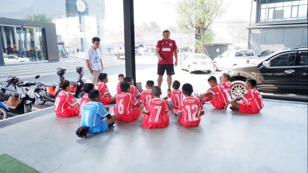 Thần đồng Thái Lan lụi tàn sự nghiệp vì thói ăn chơi - Bóng Đá