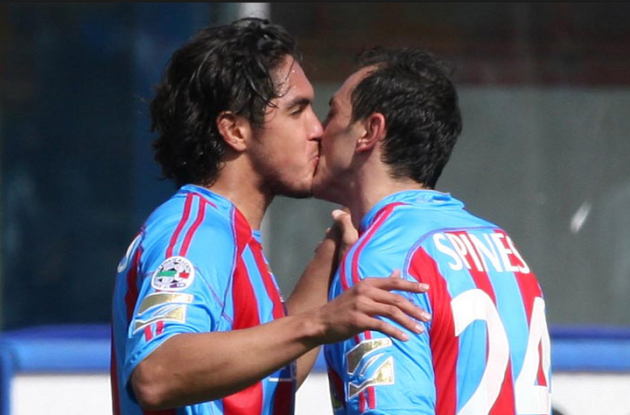 Cristiano and Dybala join the list: the most remembered kisses in the world of football - Bóng Đá