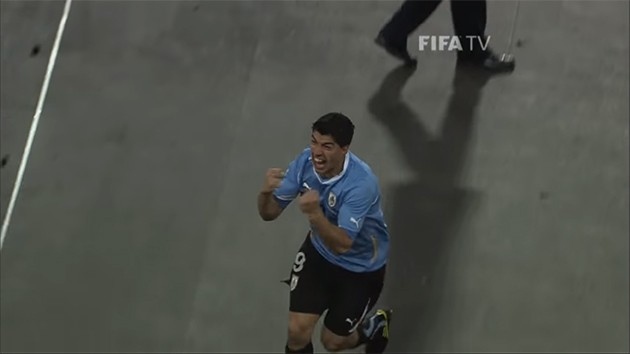 Ngày này năm xưa: Luis Suarez hóa 'anh hùng', cứu rỗi Uruguay - Bóng Đá