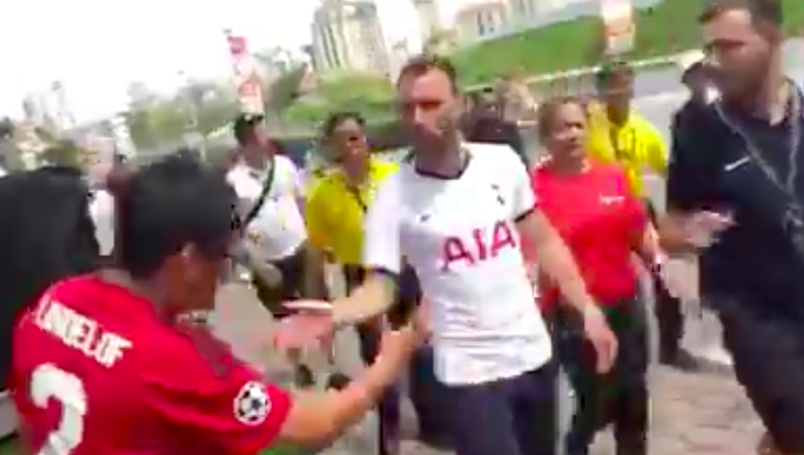What Christian Eriksen Said to Manchester United Fan Amid Transfer Rumours - Bóng Đá