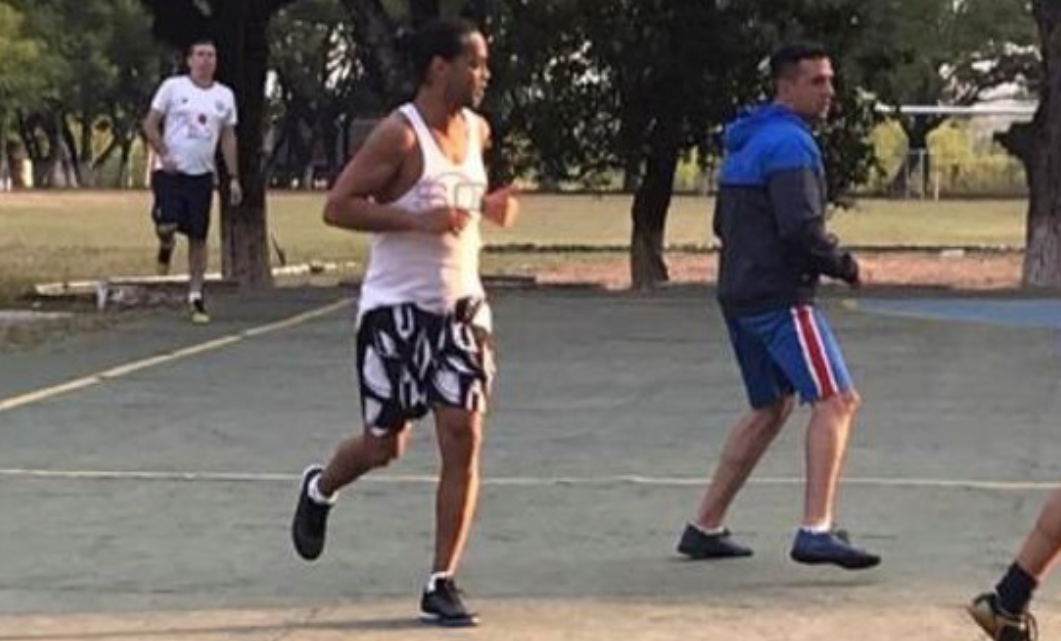 5 goals & 6 assists! Ronaldinho plays football in prison & wins 16kg pig  - Bóng Đá