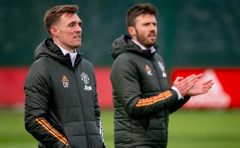 Bản HĐ mới xuất hiện, sân tập M.U rộn ràng trước derby Manchester - Bóng Đá