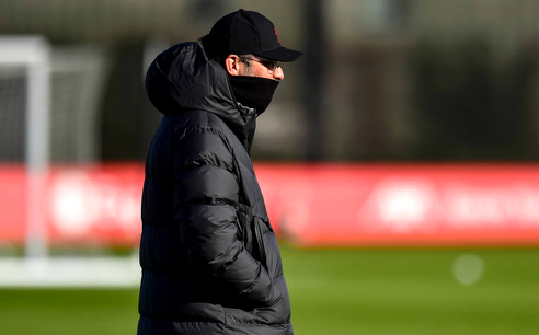 Sân tập Liverpool rộn ràng, lộ thái độ của Alisson trước đại chiến Leicester City - Bóng Đá