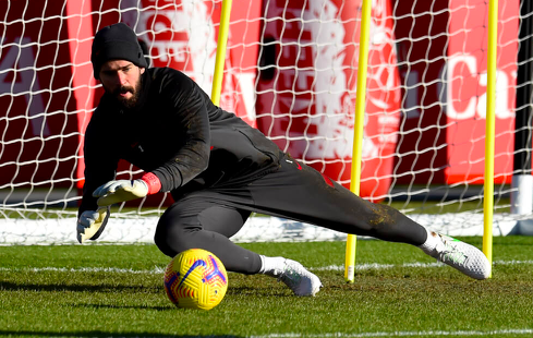 Sân tập Liverpool rộn ràng, lộ thái độ của Alisson trước đại chiến Leicester City - Bóng Đá