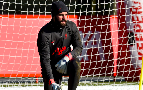 Sân tập Liverpool rộn ràng, lộ thái độ của Alisson trước đại chiến Leicester City - Bóng Đá