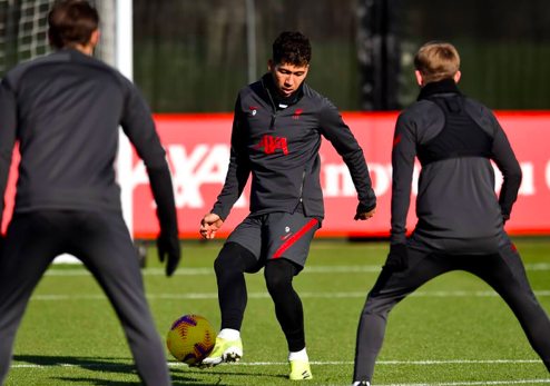 Sân tập Liverpool rộn ràng, lộ thái độ của Alisson trước đại chiến Leicester City - Bóng Đá