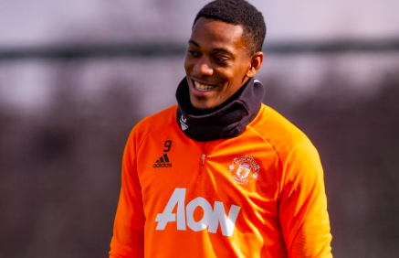 Sân tập Man Utd rộn ràng trước trận đánh lớn - Bóng Đá