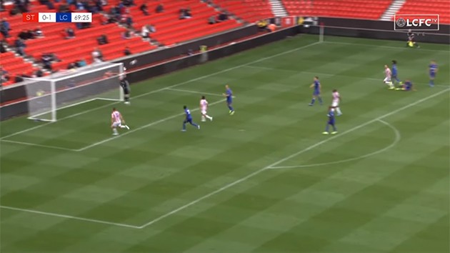 KINH HOÀNG! 'Máy chém' Shawcross chấn thương y như cách Ramsey từng bị - Bóng Đá