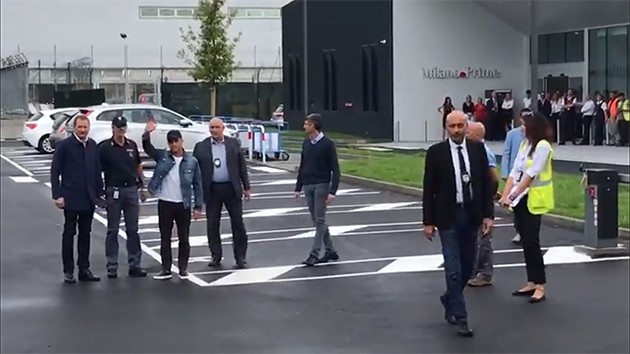 Sanchez arrives Milan - XONG! 'Sao thất sủng' Manchester United xuất hiện ở Milan (SANCHEZ) - Bóng Đá