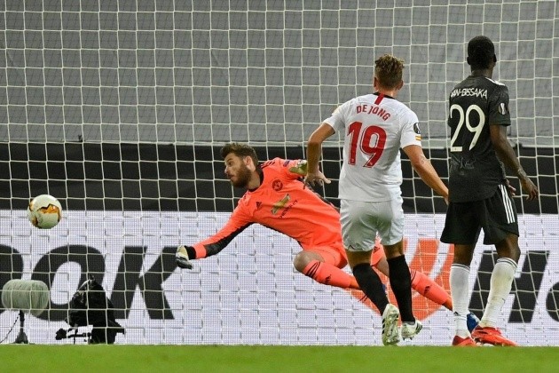 Victor Lindelof appears to call Bruno Fernandes a ‘son of a b****’ as Manchester United crash out of Europa League with defeat to Sevilla - Bóng Đá