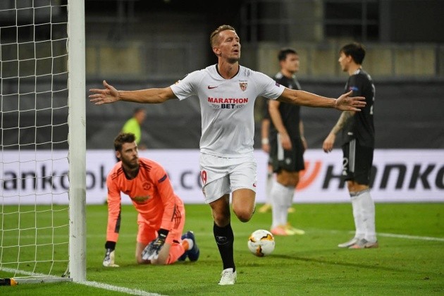 Victor Lindelof appears to call Bruno Fernandes a ‘son of a b****’ as Manchester United crash out of Europa League with defeat to Sevilla - Bóng Đá
