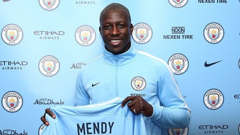 Manchester United's deal to sign Aaron Wan-Bissaka will make him the 6th most expensive defender in football history - Bóng Đá