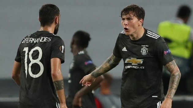 Victor Lindelof appears to call Bruno Fernandes a ‘son of a b****’ as Manchester United crash out of Europa League with defeat to Sevilla - Bóng Đá