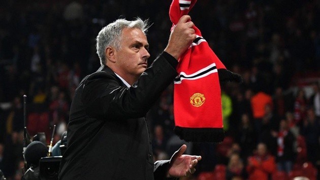 Ex-Man Utd boss Jose Mourinho stretches and does sit-ups in London park fitness workout - Bóng Đá