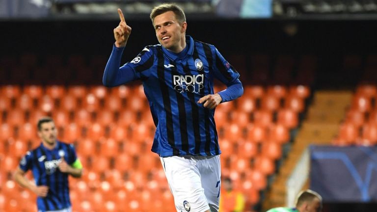 Khán giả tụ tập ngoài sân Valencia - Bóng Đá