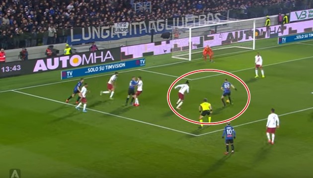 Chris Smalling mắc sai lầm khiến AS Roma thua ngược Atalanta - Bóng Đá