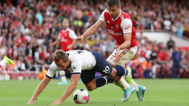 Mark Clattenburg says it was an excellent decision not to award Spurs a penalty when Harry Kane went down - Bóng Đá