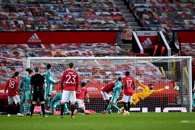 Bruno Fernandes: Edinson Cavani told me how to beat Alisson with a free kick - and it worked! - Bóng Đá