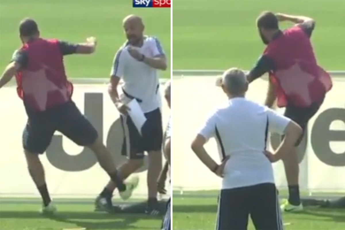 Gonzalo Higuain loses it in training, kicks coach before turning anger on hoarding - Bóng Đá