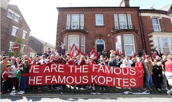 Liverpool warn supporters in Naples to be 'vigilant' over fears of violence from Napoli fans - Bóng Đá