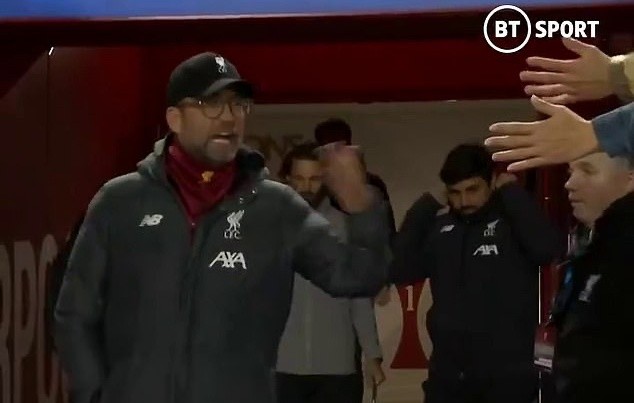 SỐC! Xin bắt tay, CĐV Liverpool bị Klopp chửi thẳng mặt - Bóng Đá