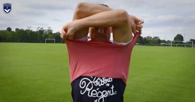 Laurent Koscielny branded ‘disgusting’ for ‘disrespectful’ Bordeaux unveiling in which he gets rid of Arsenal shirt he wore for nine years - Bóng Đá