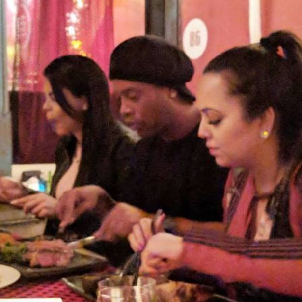 Ronaldinho 'had two beds in mansion for two girlfriends - and swapped each night' - Bóng Đá