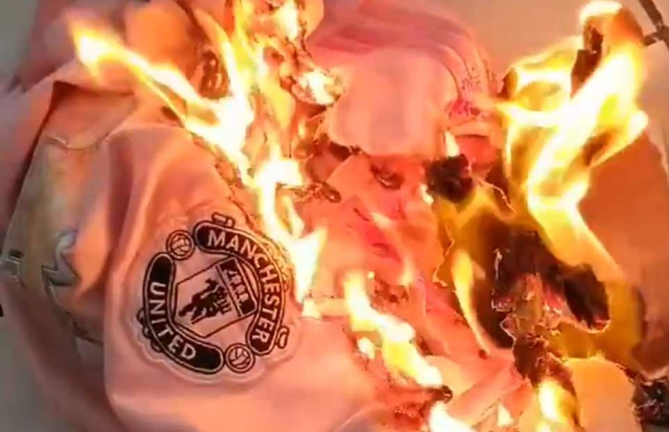 CĐV Man Utd tức giận đốt áo - Bóng Đá